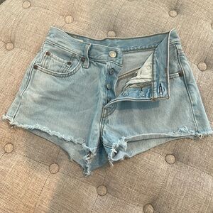 Levi light denim short shorts